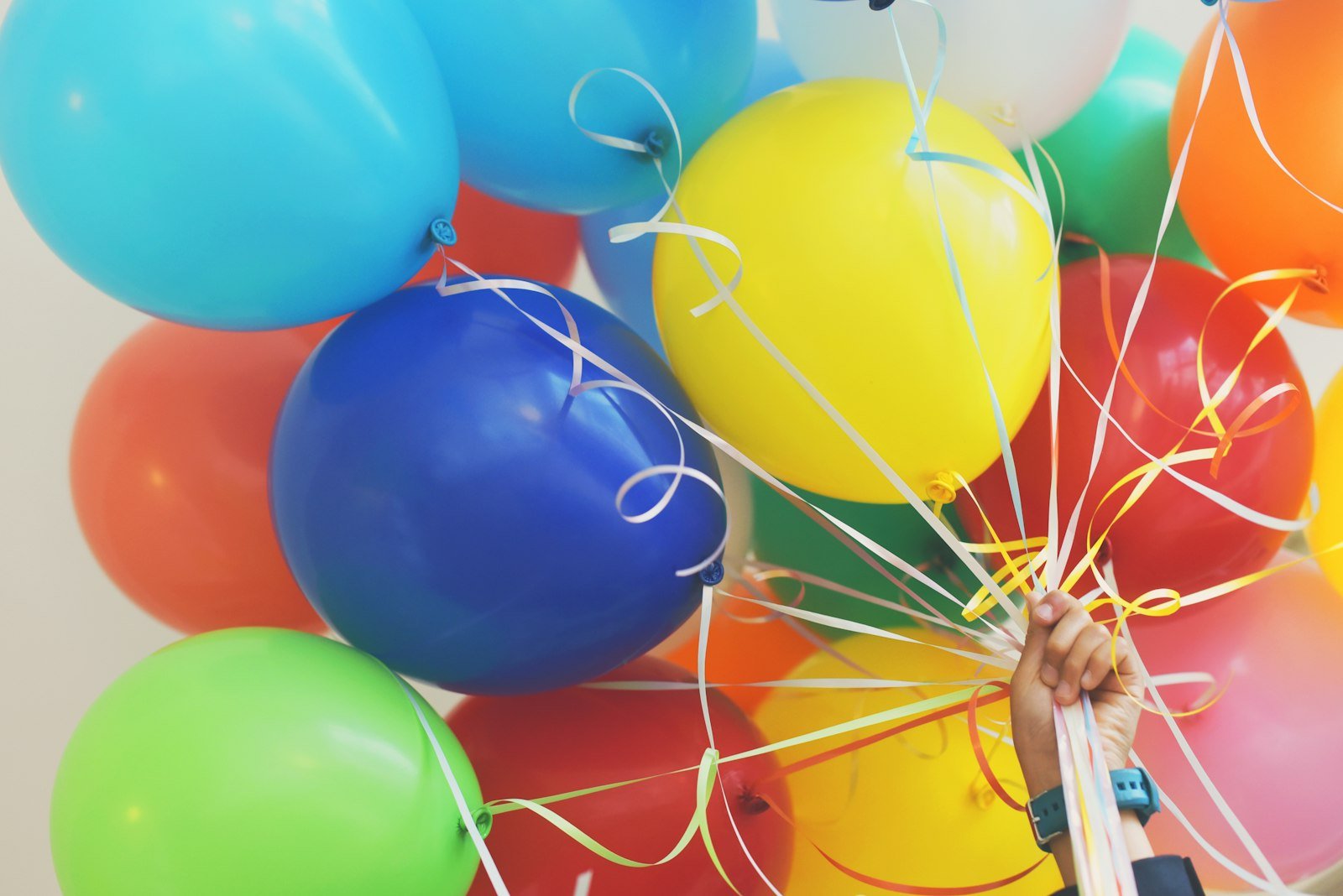 Een bos gekleurde ballonnen