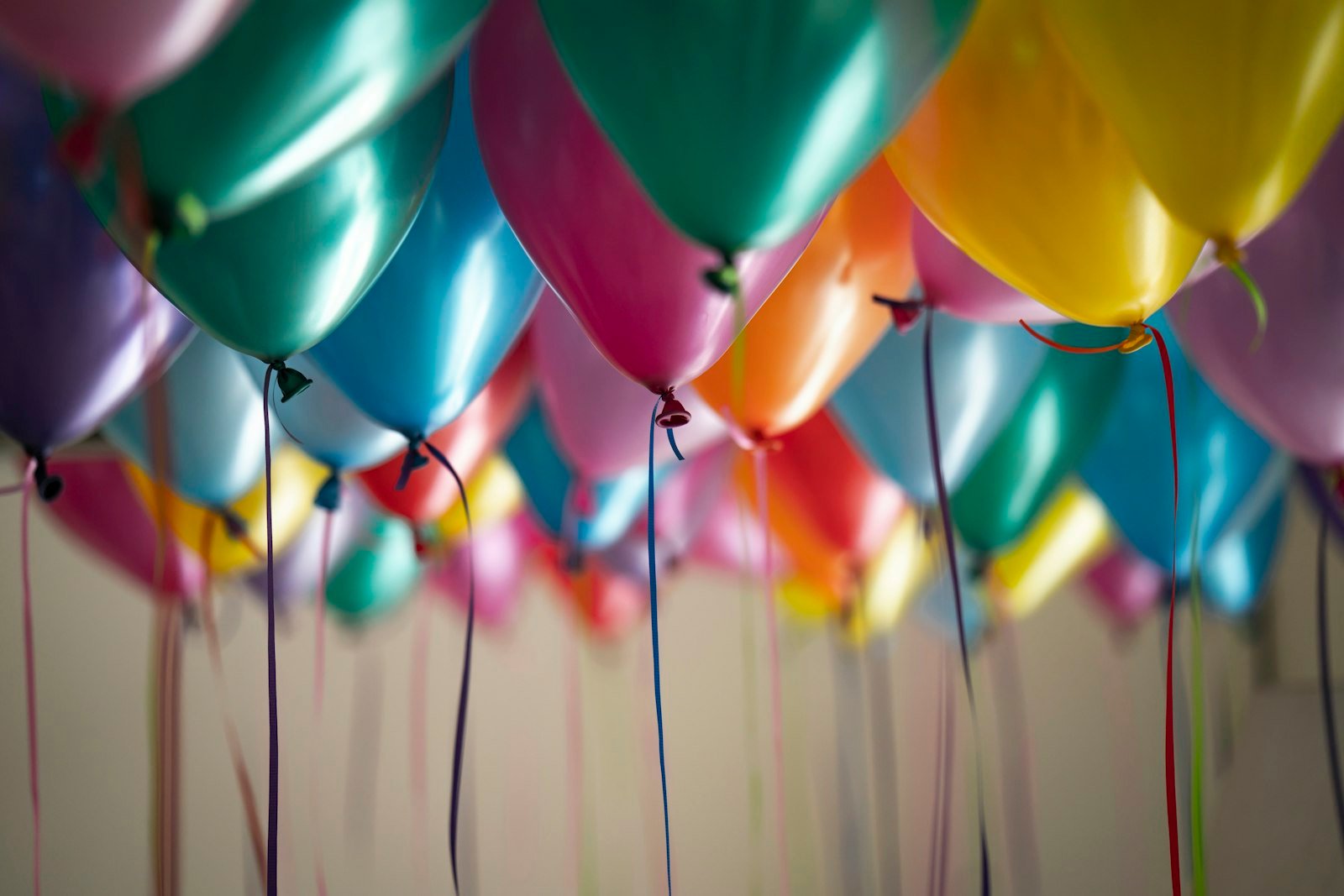 Gekleurde ballonnen aan het plafond