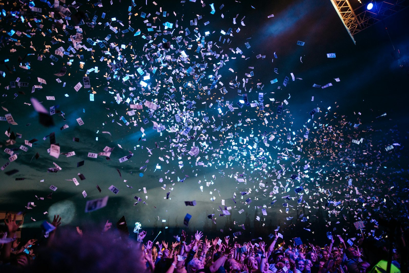 Confetti boven de dansvloer