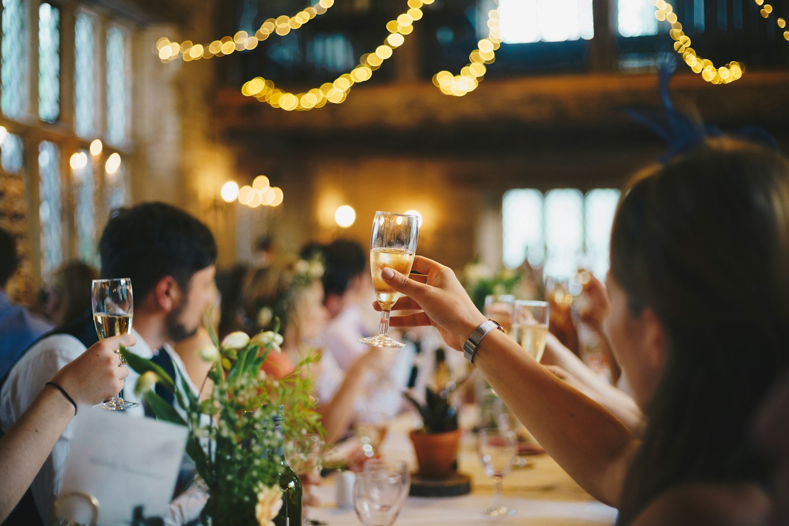 Gasten proosten tijdens een feestdiner